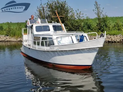 witte motorboot op kalm water