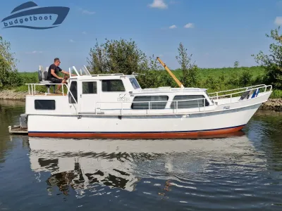 witte motorboot op stil water