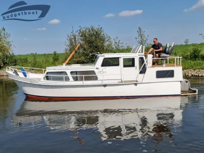 witte kajuitmotorboot op kanaal