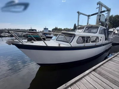 kajuitmotorboot afgemeerd in jachthaven