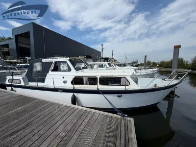 wit motorjacht aangemeerd in jachthaven