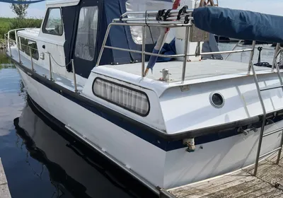 motorjacht aangemeerd aan steiger