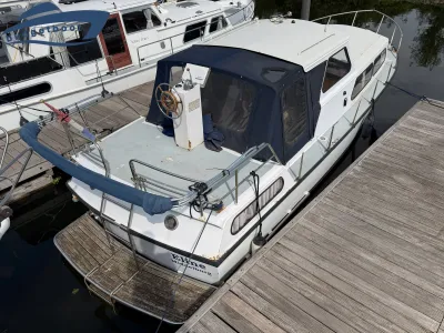 motorjacht aangemeerd bij steiger