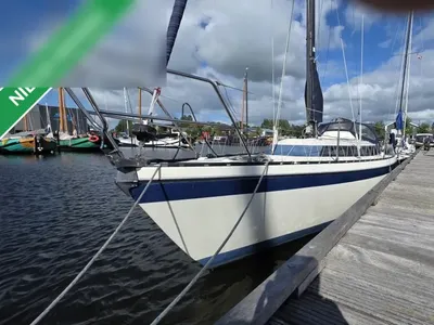 zeiljacht afgemeerd aan houten steiger