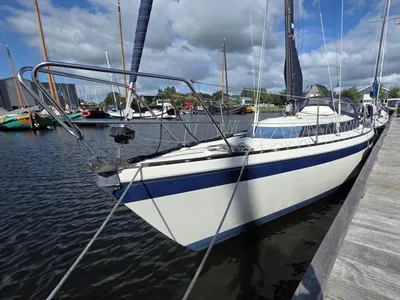 zeilboot aangemeerd naast houten steiger