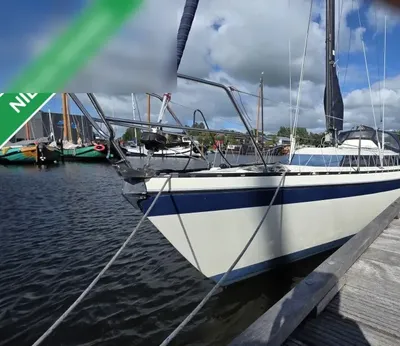 zeiljacht afgemeerd aan houten steiger