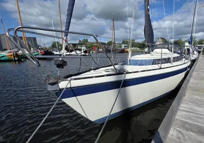 zeilboot aangemeerd naast houten steiger