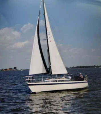 zeilboot varend op open water