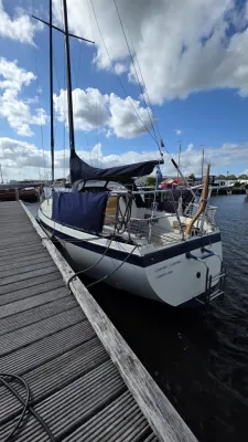 zeilboot afgemeerd bij steiger