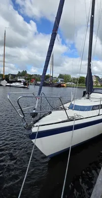zeilboot aangemeerd bij steiger