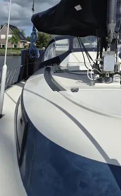 boeg en dek van zeilboot bij wal