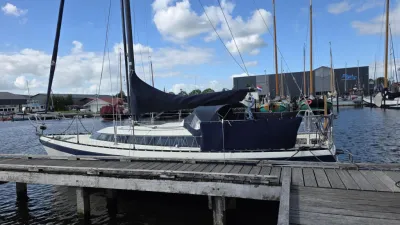 zeiljacht afgemeerd in jachthaven