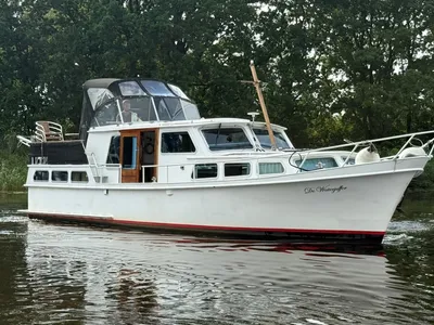 wit motorjacht op rustig water