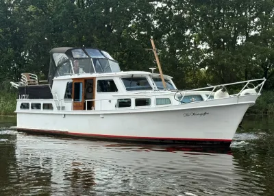 wit motorjacht op rustig water
