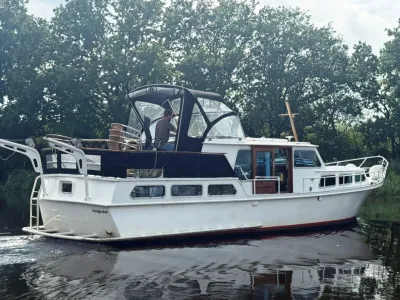 motorjacht in het water bij bomen