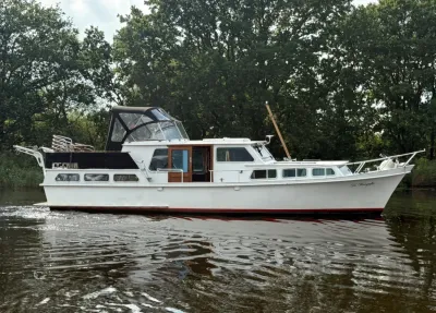 wit motorjacht in zijaanzicht op het water