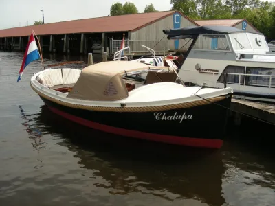 klassieke houten sloep aangemeerd in haven
