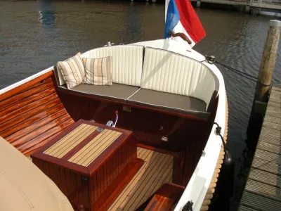 houten reddingsloep afgemeerd aan de kade