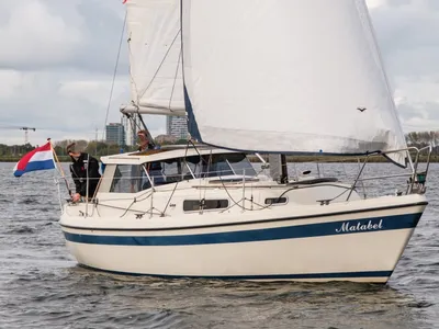 motorsailer zeilend op open water