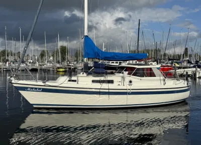 zeilboot in jachthaven