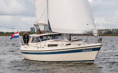 motorsailer zeilend op open water