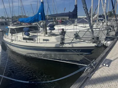 zeilboot aangemeerd in jachthaven