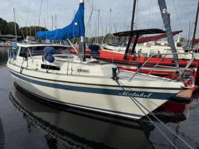 witte zeilboot in een jachthaven