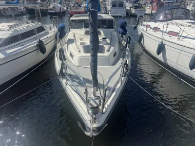 vooraanzicht zeiljacht in jachthaven