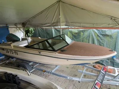 speedboot op trailer onder afdak