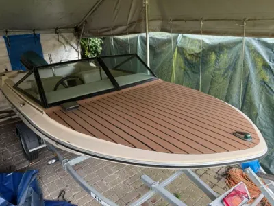 speedboot op trailer onder afdak