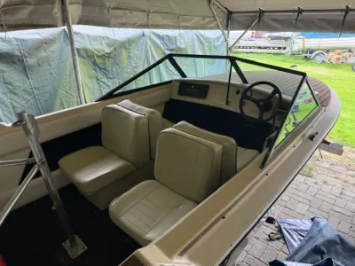 interieur van kleine speedboot onder zeil