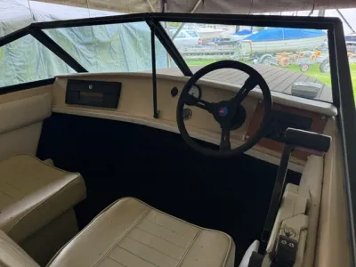 cockpit van boot met stuur en zitplaatsen