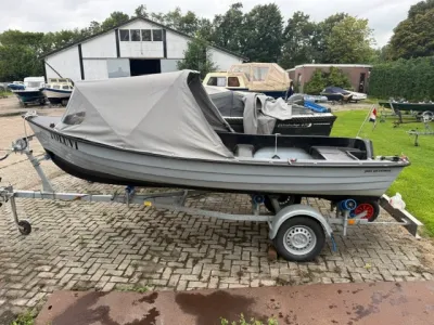 sloep op trailer met kap