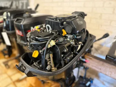buitenboordmotor met open kap