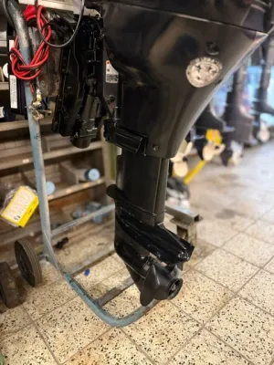 buitenboordmotor langstaart in werkplaats