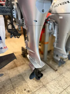 buitenboordmotor in binnenruimte