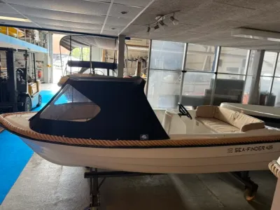 sloep in showroom op bok