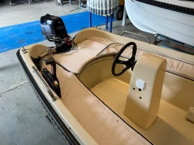 consoleboot interieur met stuur en buitenboordmotor