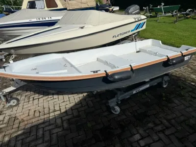 kleine open visboot op dolly buiten