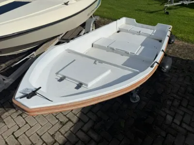 kleine open visboot op trailer/grond