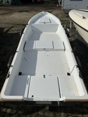 witte open visboot op trailer