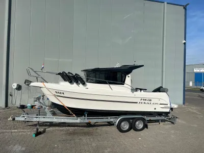 motorboot op trailer naast loods