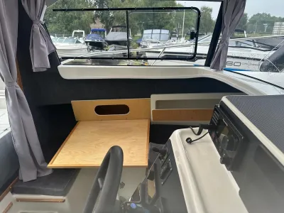 interieur pilothuis met tafel en stuur