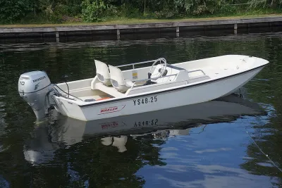 kleine open boot op het water