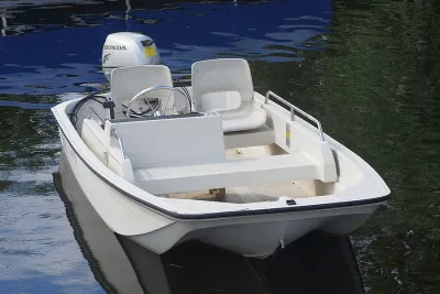 kleine witte open motorboot op water