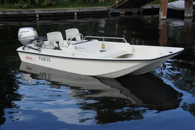 klein open motorbootje op het water