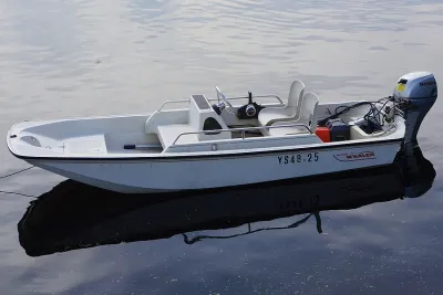 kleine open boot op rustig water