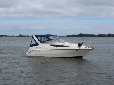 wit motorjacht op rustig water