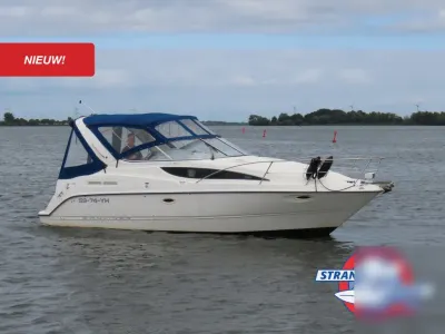motorboot op water met kuipkap