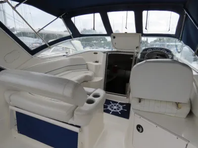 Interieur van motorboot met zitgedeelte